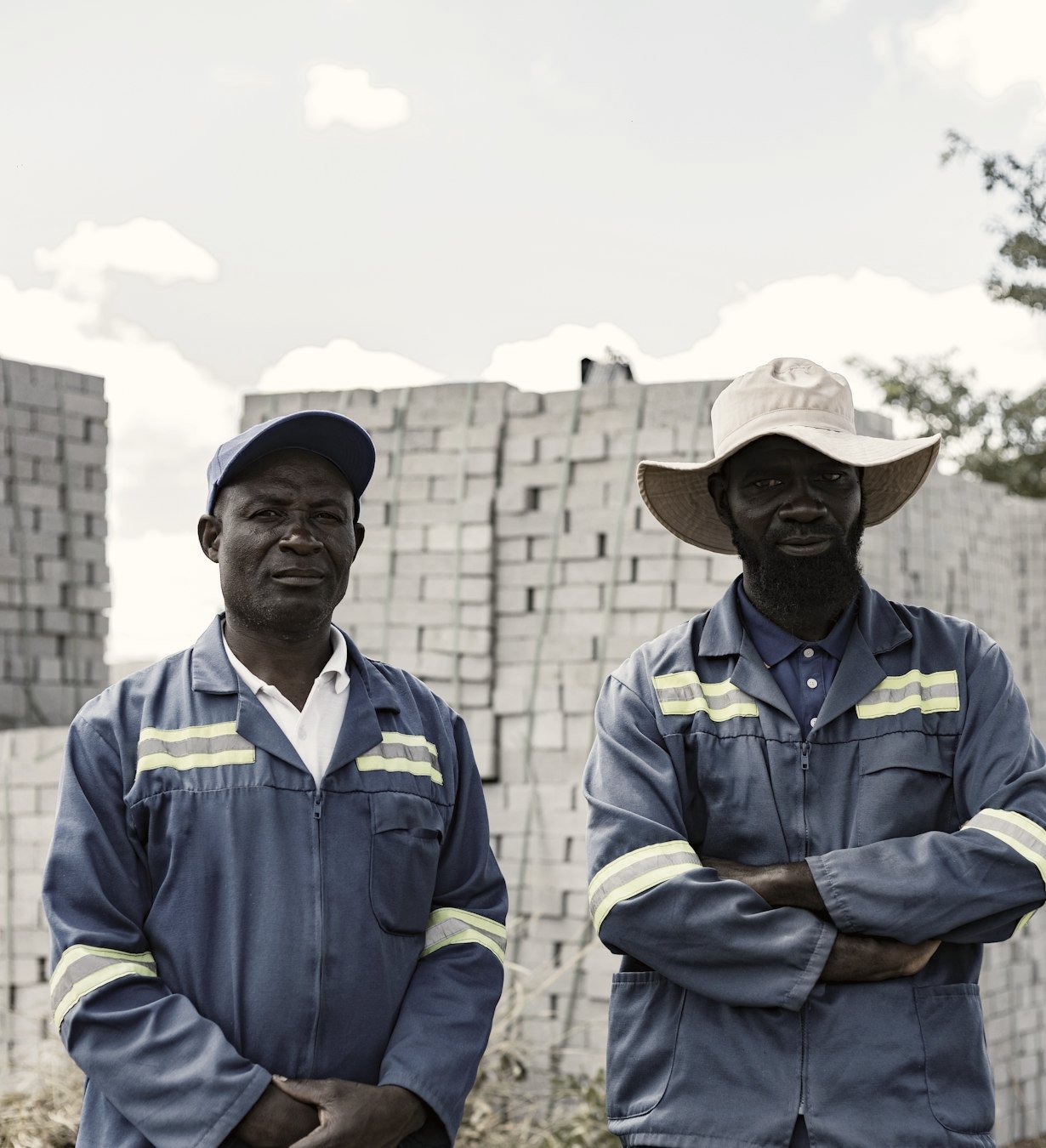 Deux artisans en tenue de travail