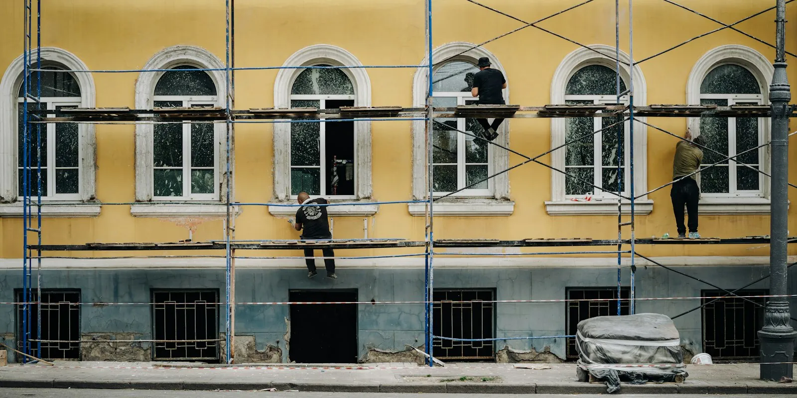 Devis de ravalement de façade à Grabels : façade sous échafaudage